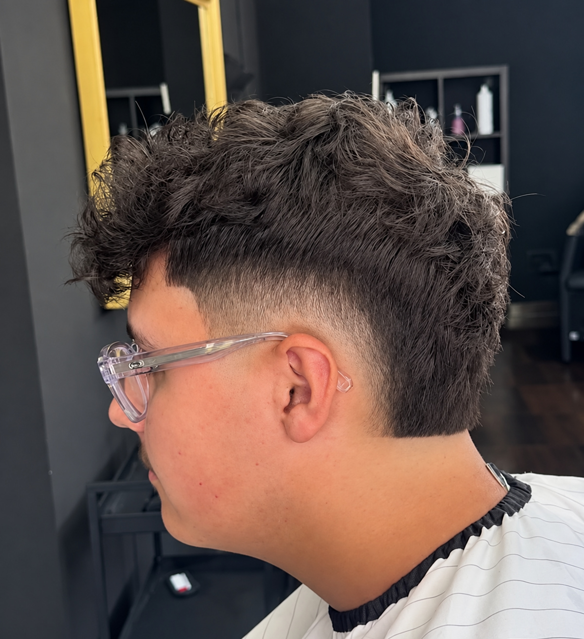 Degradé em cabelo encaracolado com volume no topo