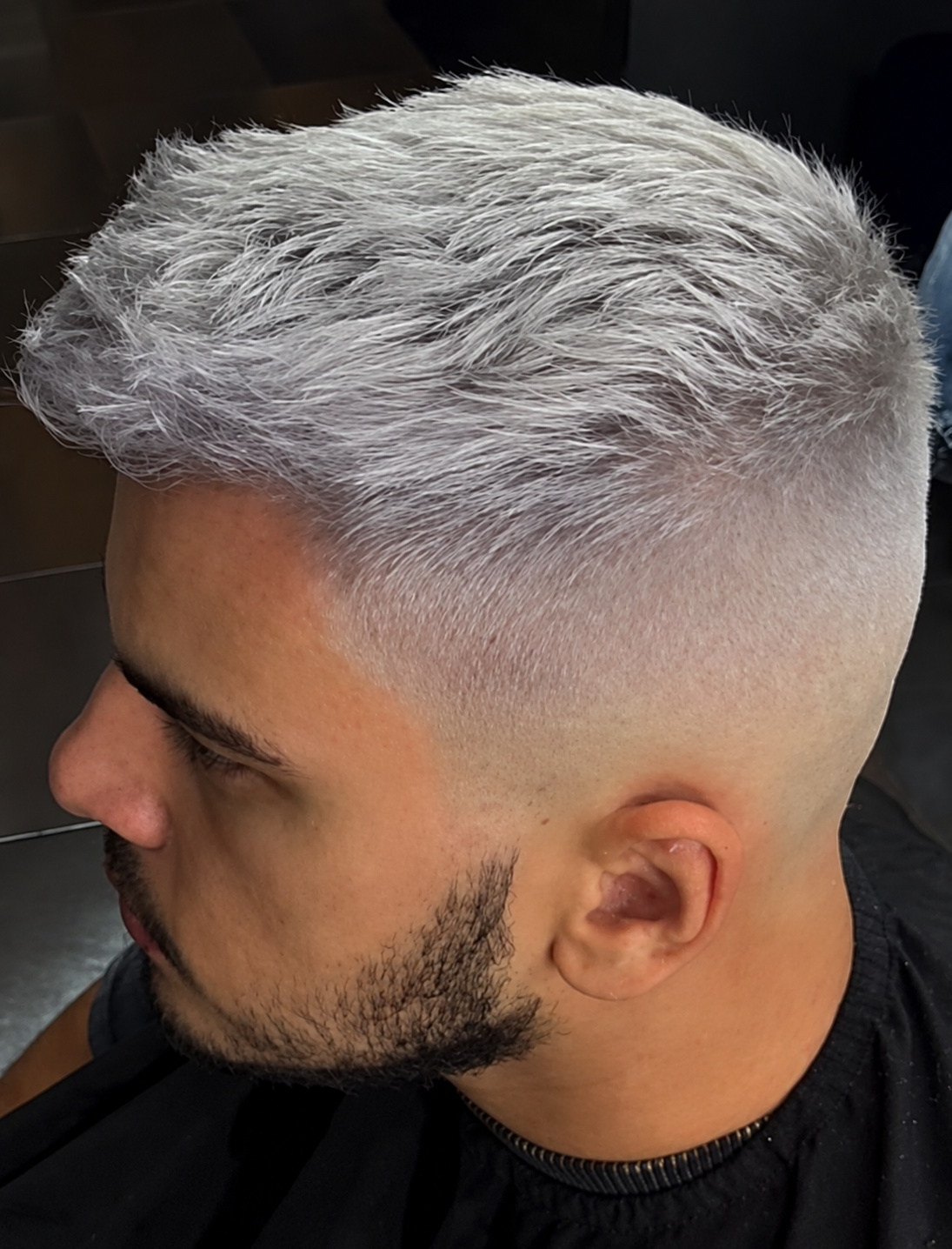 Cabelo platinado com degradé alto