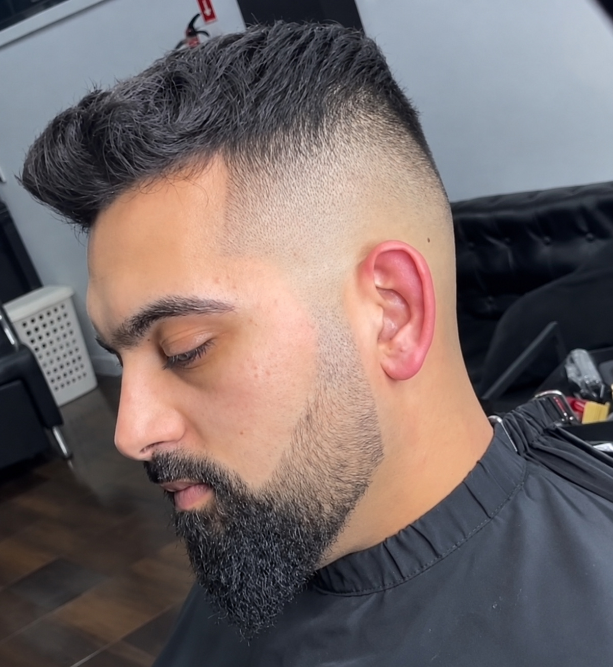 Degradé alto com barba cheia desenhada